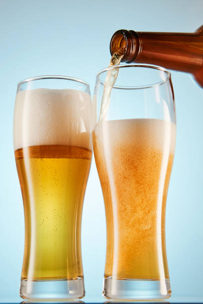 テイスティング、炭酸エール、ラガーまたはサイダーのデギュスタシオン。 - beer bottle beer drinking pouring ストックフォトと画像