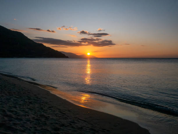 un calmo, bellissimo tramonto tropicale nell'isola verde passage, nelle filippine. - puerto galera foto e immagini stock
