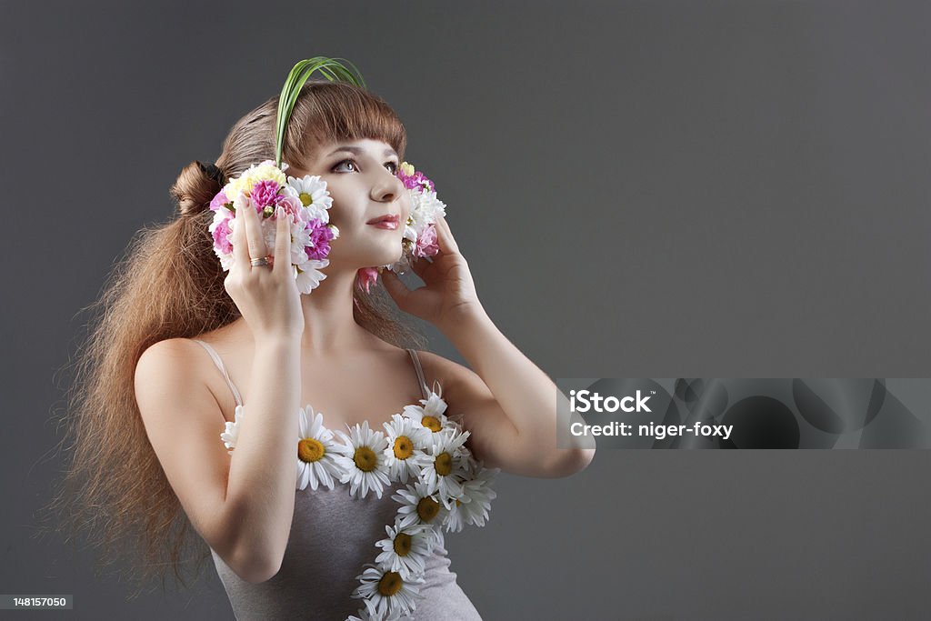 Mädchen in Kopfhörer von Blumen - Lizenzfrei Musik Stock-Foto