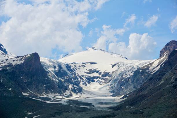 o alto tauern (pl.; alemão: hohe tauern, italiano: alti tauri) é uma cordilheira na cadeia principal dos alpes centro-orientais, compreendendo os picos mais altos a leste do passo do brenner. - european alps mountain glacier austria - fotografias e filmes do acervo