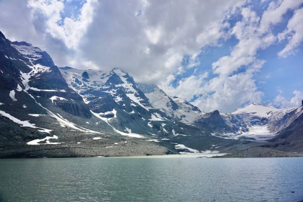 o alto tauern (pl.; alemão: hohe tauern, italiano: alti tauri) é uma cordilheira na cadeia principal dos alpes centro-orientais, compreendendo os picos mais altos a leste do passo do brenner. - european alps mountain glacier austria - fotografias e filmes do acervo