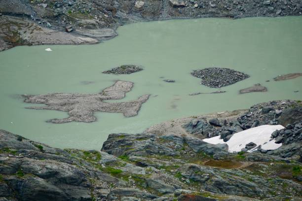 o alto tauern (pl.; alemão: hohe tauern, italiano: alti tauri) é uma cordilheira na cadeia principal dos alpes centro-orientais, compreendendo os picos mais altos a leste do passo do brenner. - european alps mountain glacier austria - fotografias e filmes do acervo