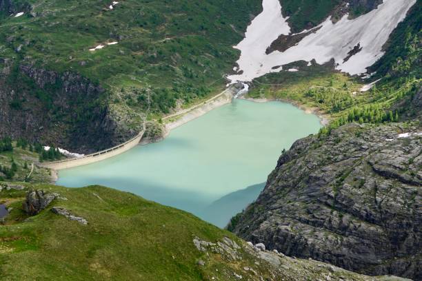 o alto tauern (pl.; alemão: hohe tauern, italiano: alti tauri) é uma cordilheira na cadeia principal dos alpes centro-orientais, compreendendo os picos mais altos a leste do passo do brenner. - european alps mountain glacier austria - fotografias e filmes do acervo