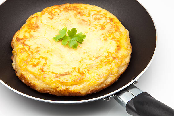 omelette of potato omelette of potato cooked in a frying pan tortilla de patatas stock pictures, royalty-free photos & images