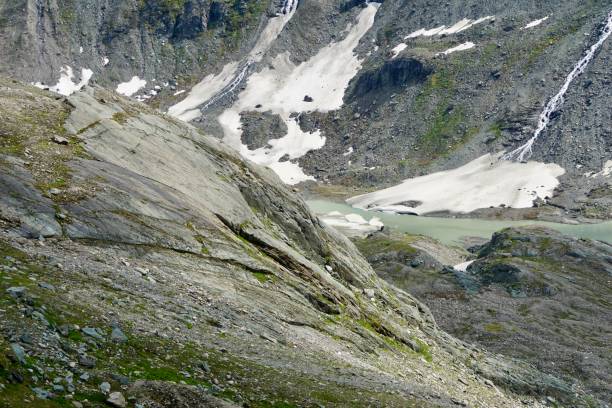 a grossglockner high alpine road (em alemão großglockner hochalpenstraße) é a estrada de passagem de montanha mais alta da áustria. - european alps mountain glacier austria - fotografias e filmes do acervo