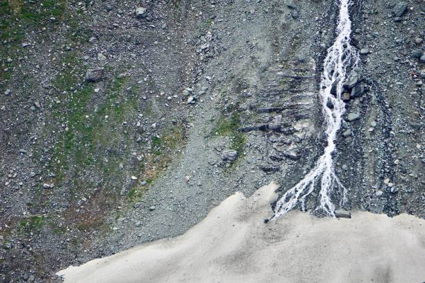 a grossglockner high alpine road (em alemão großglockner hochalpenstraße) é a estrada de passagem de montanha mais alta da áustria. - european alps mountain glacier austria - fotografias e filmes do acervo