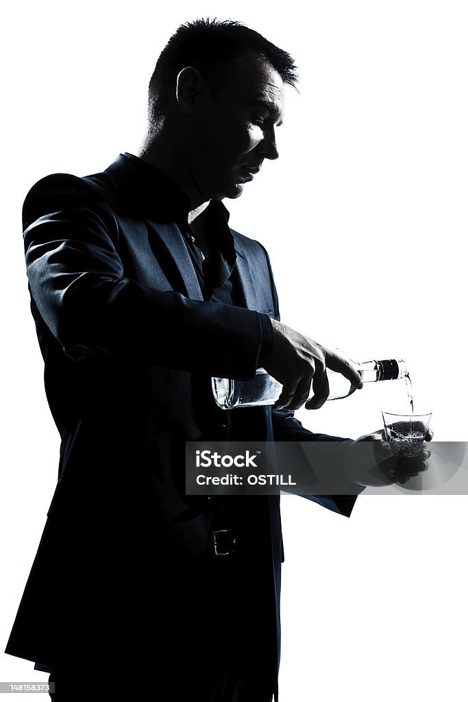 silhouette uomo Ritratto versare bianco alcol - Foto stock royalty-free di 35-39 anni