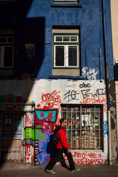 muro cubierto de graffiti en dublín - graffiti paintings men walking fotografías e imágenes de stock