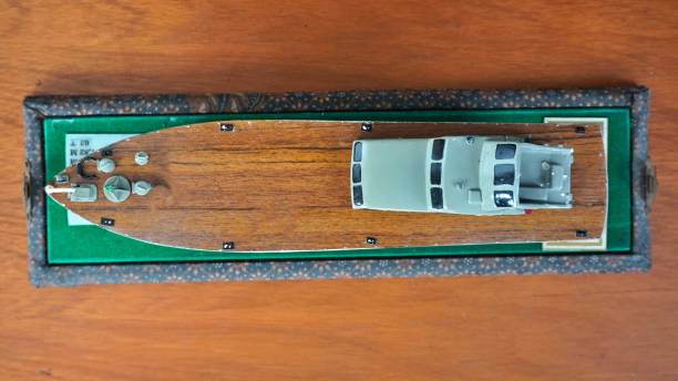 decoración de la habitación de cerca o como un regalo de barco de juguete de barco de juguete de barco en miniatura. enfoque selectivo - nautical vessel isolated toy boat wood fotografías e imágenes de stock