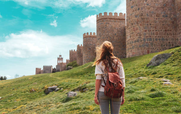 mulher turista olhando de ávila parede circundante em spain- castela e leão - travel avila castilla y leon spain - fotografias e filmes do acervo