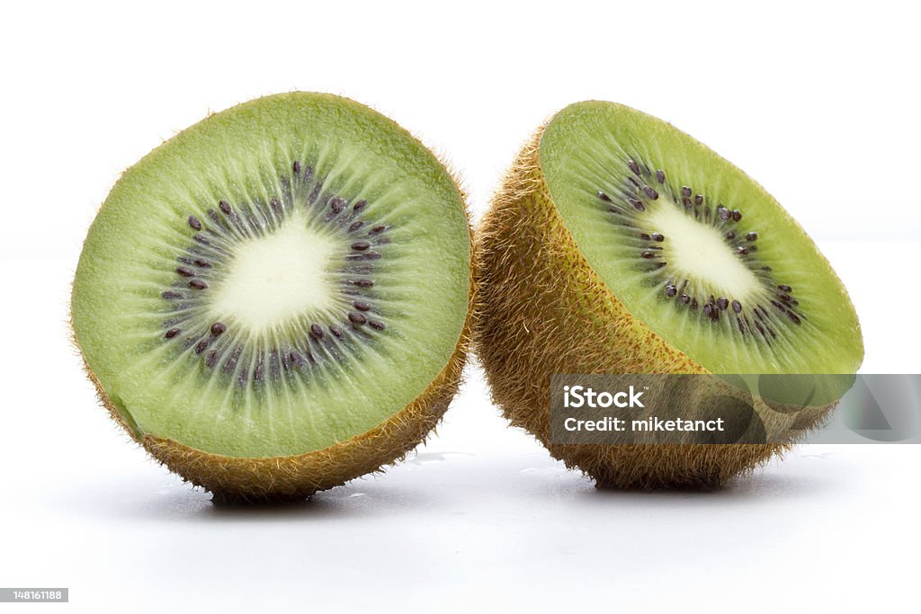 Kiwi a mitades de frutas en rodajas - Foto de stock de Alimento libre de derechos