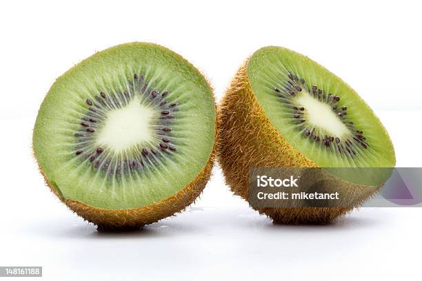 Kiwi A Mitades De Frutas En Rodajas Foto de stock y más banco de imágenes de Alimento - Alimento, Antioxidante, Comida gourmet