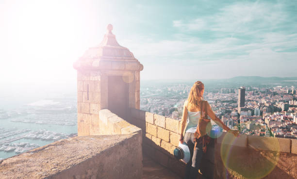 kobieta turystyczna ciesząca się panoramicznym widokiem na krajobraz miasta alicante - hiszpania - castle holiday travel destinations vacations zdjęcia i obrazy z banku zdjęć