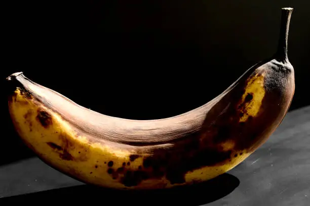 pisang yang terlalu matang dengan campuran warna kulit coklat dan kuning.