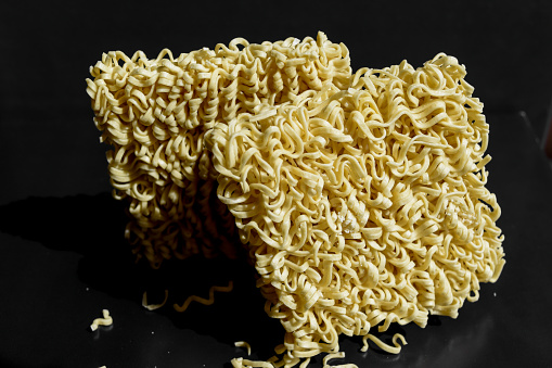 Mie Instan Mentah Dan Kering Di Atas Meja Hitam Dengan Latar Belakang