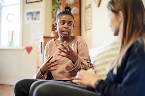 상담, 아동 및 심리학자 여성 대화, 지원 및 문제, 정신 건강 또는 치료 상담에 대한 도움. 듣기, 공감 및 치료사, 아프리카 어린이 및 학교 또는 생활 조언 - mental health professional psychiatrist therapy teenager 뉴스 사진 이미지