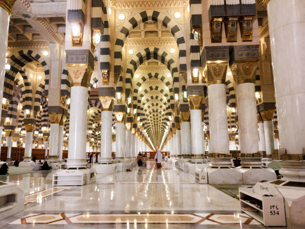l’architecture intérieure d’al-masjid an-nabawi (mosquée du prophète) est une mosquée établie et construite à l’origine par le prophète muhammad psl. la mosquée est la 2ème mosquée la plus sainte de l’islam. - koran muhammad night spirituality photos et images de collection