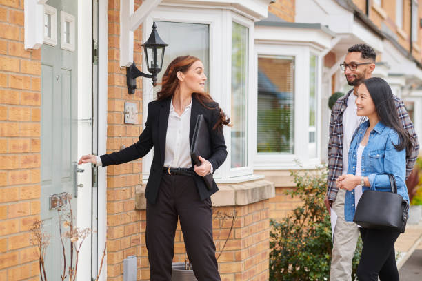 istock house viewing with estate agent 1481643338