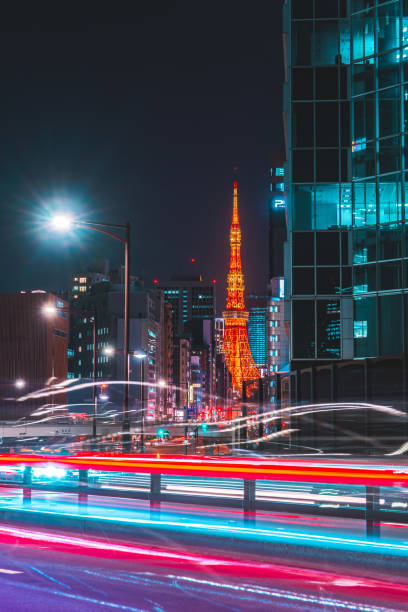 東京の都市道路と近代都市スカイライン - car driving transportation tokyo prefecture ストックフォトと画像