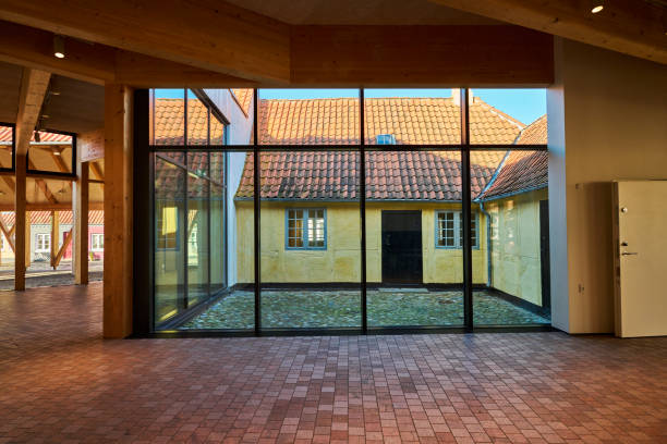 vista posteriore della casa d'infanzia di hans christian andersen - odense hans christian andersen town denmark foto e immagini stock