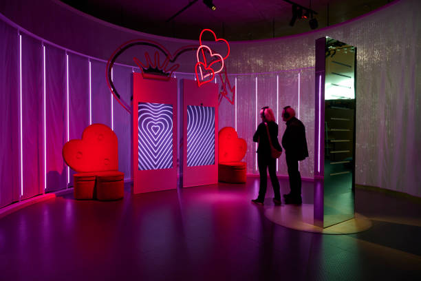 people looking at an interactive "clod hans" the clumsy guy hans who got the princess and half a kingdom - hans christian andersen odense museum international landmark imagens e fotografias de stock