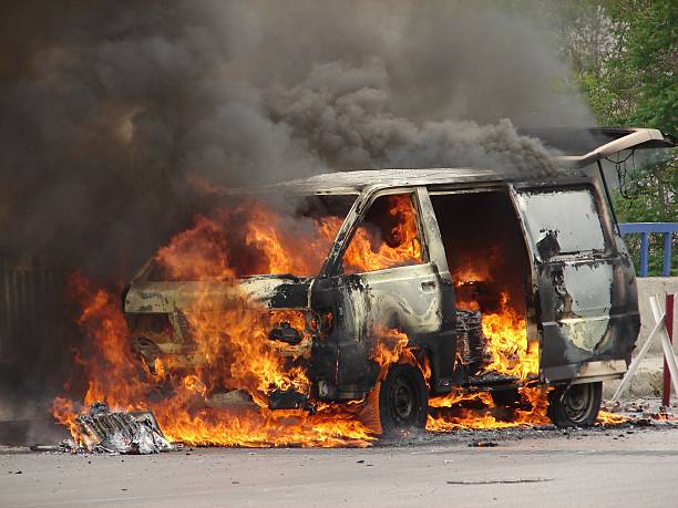 burning van causada por una bomba - terrorism fotografías e imágenes de stock