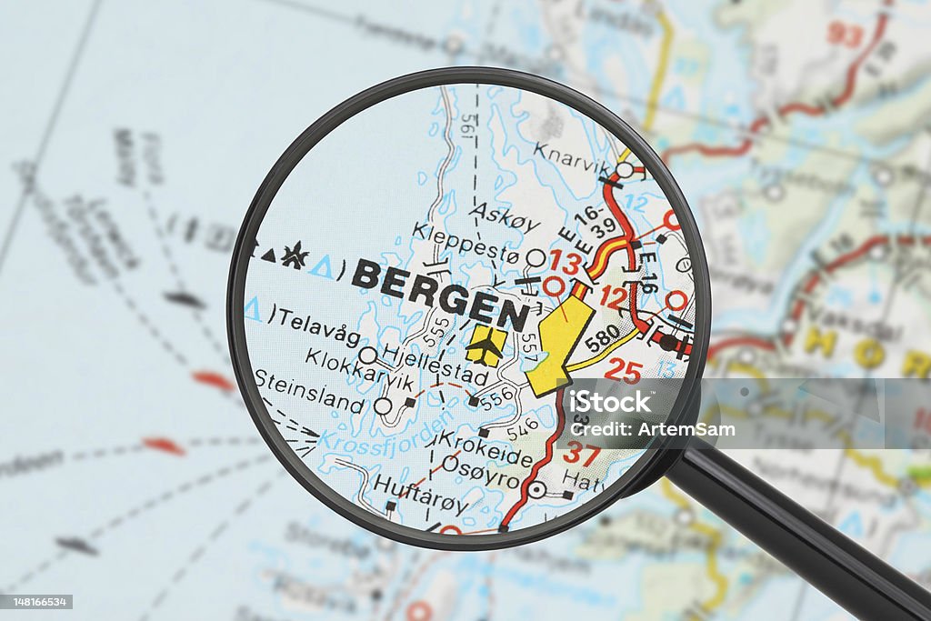 Reiseziel-Bergen (mit Lupe) - Lizenzfrei Bergen Stock-Foto