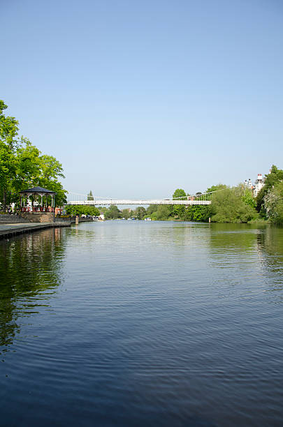 rio dee e ponte suspensa de chester - chester england dee river suspension bridge bridge imagens e fotografias de stock