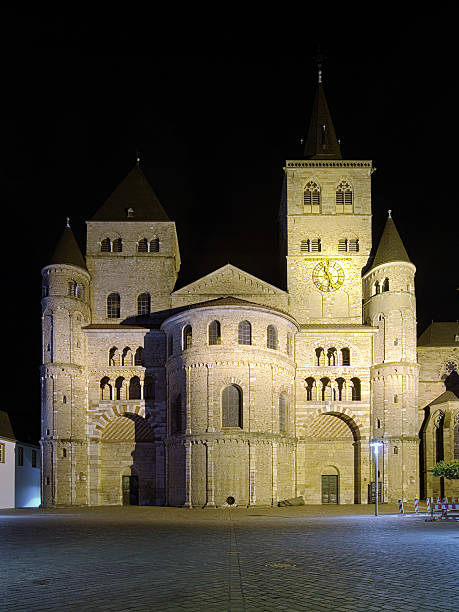 vista nocturna de la catedral trier, alemania - trierer dom fotografías e imágenes de stock