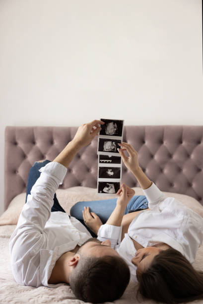 young family to be - human pregnancy couple prenatal care heterosexual couple imagens e fotografias de stock