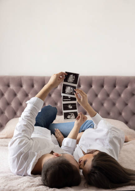 expecting a baby - human pregnancy couple prenatal care heterosexual couple imagens e fotografias de stock