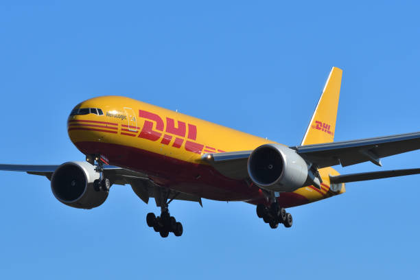 dhl boeing b777-f (d-aals) freighter. - dhl airplane freight transportation boeing imagens e fotografias de stock