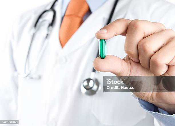 Arzt Mit Grüne Tablette Stockfoto und mehr Bilder von Tablette - Tablette, Medikamenten-Kapsel, Arzt