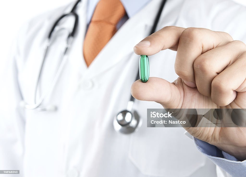 医師を示すグリーンの錠剤 - 錠剤のロイヤリティフリーストックフォト