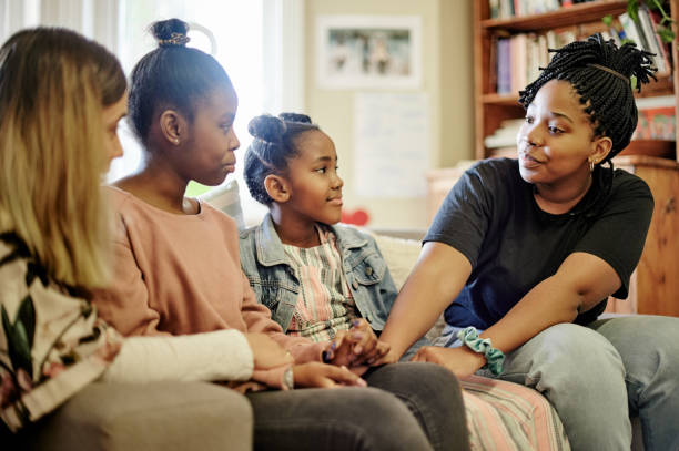 crianças, centro de aconselhamento e educação para crianças conversando com um conselheiro ou terapeuta antes da adoção em uma casa ou lar. grupo e mulher em discussão com jovens para apoio à saúde mental - adoption early teens teenager family - fotografias e filmes do acervo