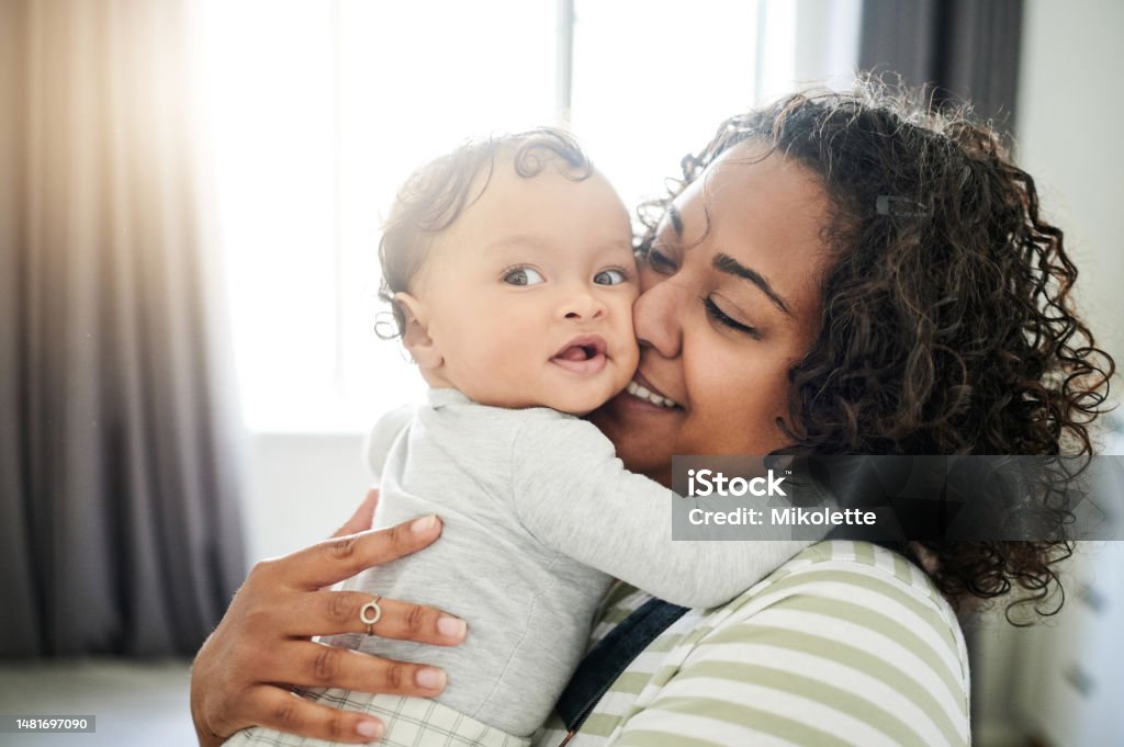 รักจูบและแม่กับลูกของเธอในสถานรับเลี้ยงเด็กของเขาเล่นผูกพันและใช้เวลาที่มีคุณภาพ  มารดา ภาพสต็อก - ดาวน์โหลดรูปภาพตอนนี้ - Istock