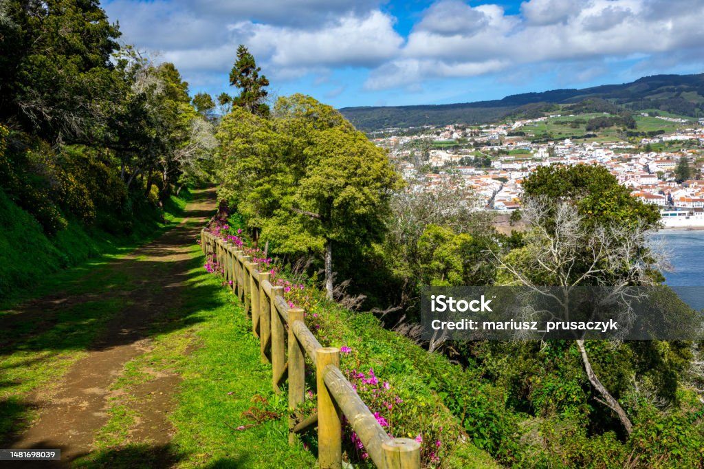 アングラドエロイズモ市モンテブラジルからの眺め歴史的な要塞都市でありポルトガルのテルセイラ島の首都ですアゾレス諸島の自治区ポルトガル