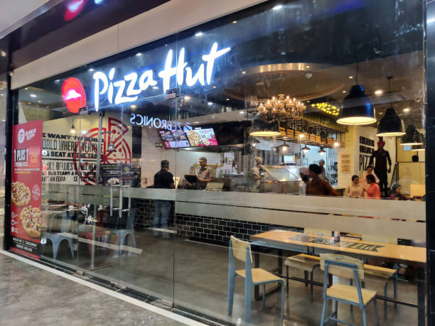 фотография аутлета ресторана pizza hit - pizza hut asia pizza restaurant стоковые фото и изображения