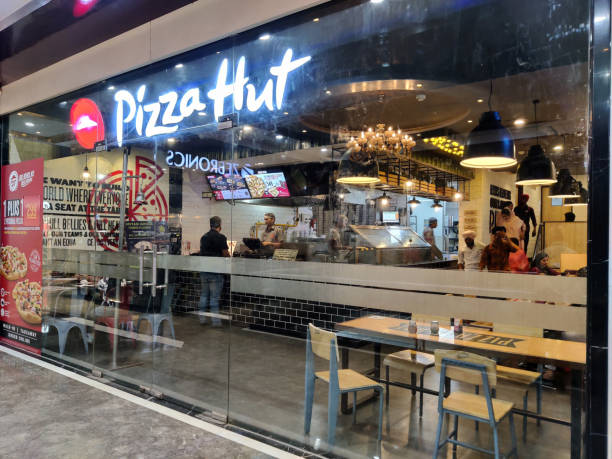 picture of pizza hit restaurant outlet - pizza hut asia pizza restaurant imagens e fotografias de stock