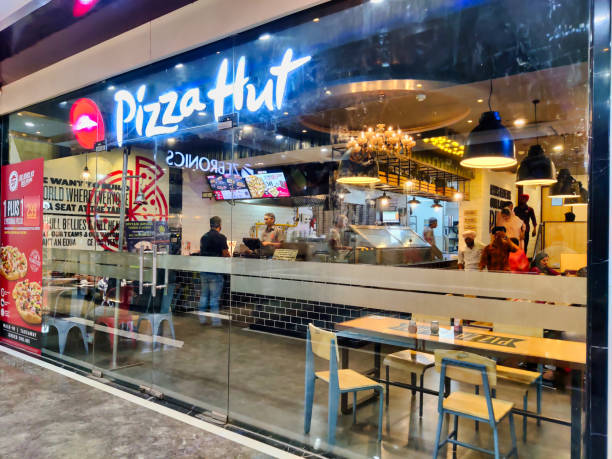 picture of pizza hit restaurant outlet - pizza hut asia pizza restaurant imagens e fotografias de stock