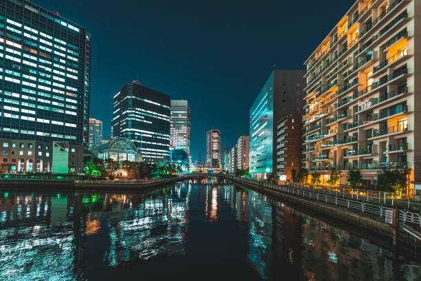 scena notturna a shibaura, tokyo - shiodome urban scene blurred motion tokyo prefecture foto e immagini stock