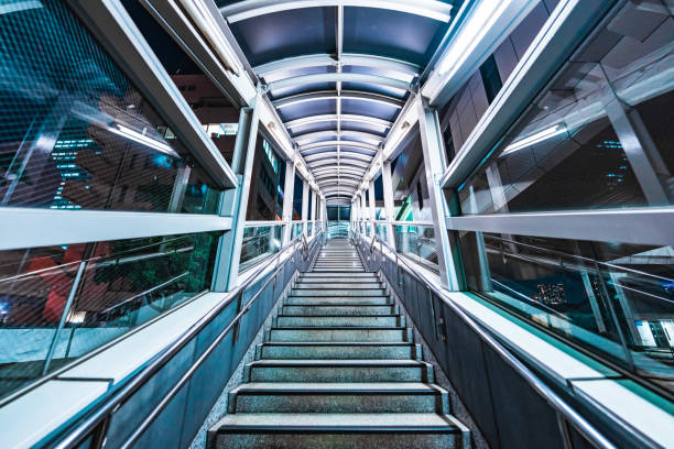 edificio moderno y escalera - escalator steps staircase moving up fotografías e imágenes de stock