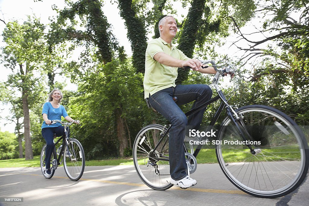 Adulto in età matura coppia bike su un sentiero - Foto stock royalty-free di Adulto