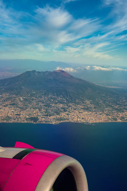 vulcano vesuvio italiano dall'alto. - sleeping volcano foto e immagini stock