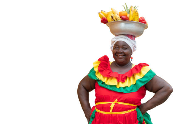 happy smiling smiling palenquera fresh fruit street vendor isolée sur fond blanc, femme afro-colombienne de carthagène, colombie, en costumes traditionnels - food caribbean street cartagena photos et images de collection