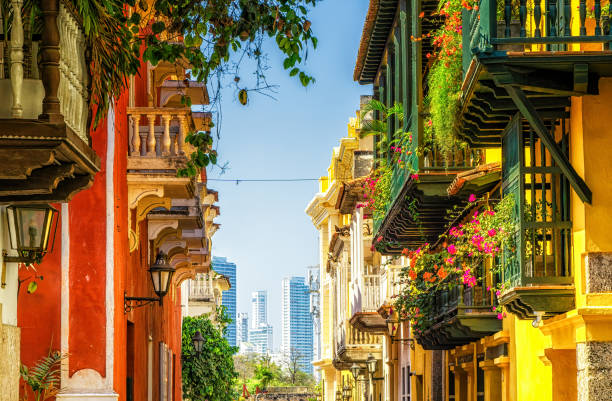 Historical district of Cartagena, Colombia Colonial buildings and balconies in the historic center of Cartagena, Colombia cartagena colombia stock pictures, royalty-free photos & images