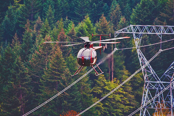 D'un hélicoptère volant à proximité de lignes - Photo