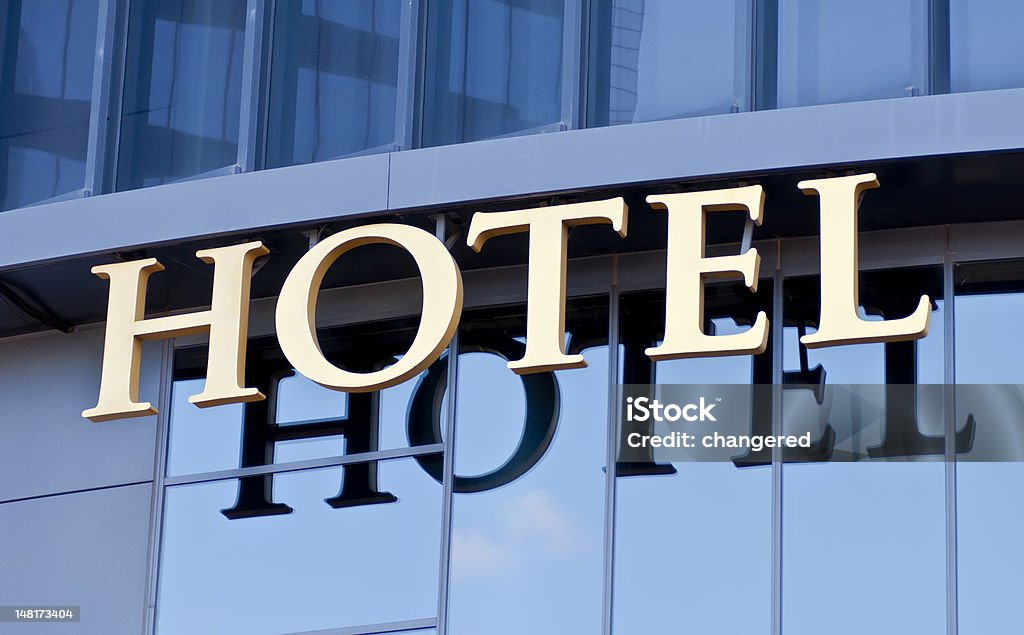 Golden placa do hotel com reflexo na taça - Foto de stock de Hotel royalty-free