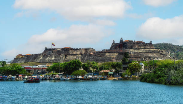 castillo de san felipe de barajas en cartagena, colombia. fuerte de san felipe con bandera colombiana - castillo de san felipe de barajas fotografías e imágenes de stock