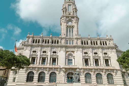 The Porto City Hall is located at the end of Avenida dos Aliados. Construction work began in 1920 according to plans by the architect Antonio Correia da Silva. After some interruptions, the building was finally finished in 1955.